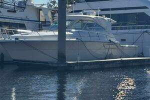 1993 Tiara Yachts 4300 Convertible thumbnail 3