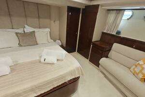 2002 Ferretti Yachts 720 thumbnail 5