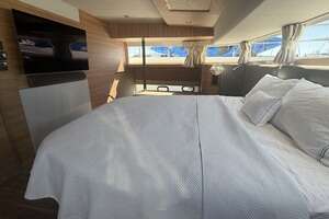 2025 Aquila 54 ENCLOSED BRIDGE thumbnail 44