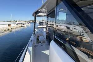 2025 Aquila 54 ENCLOSED BRIDGE thumbnail 18
