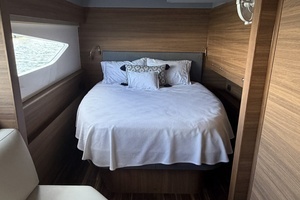 2025 Aquila 54 ENCLOSED BRIDGE thumbnail 93