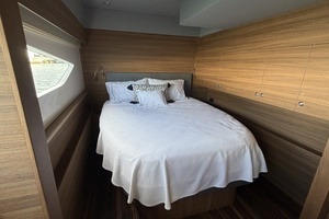 2025 Aquila 54 ENCLOSED BRIDGE thumbnail 94