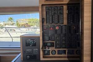 2025 Aquila 54 ENCLOSED BRIDGE thumbnail 37