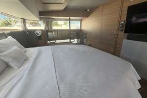 2025 Aquila 54 ENCLOSED BRIDGE thumbnail 46