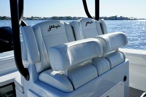 Yellowfin 32 Luhn 32- Center Console Seating