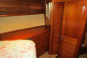 1990 Viking Cockpit Motor Yacht thumbnail 31