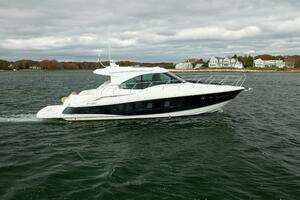 2014 Cruisers Yachts thumbnail 8