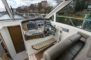 2014 Cruisers Yachts thumbnail 10