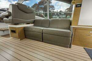 2014 Cruisers Yachts thumbnail 11