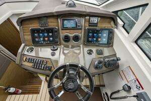 2014 Cruisers Yachts thumbnail 15