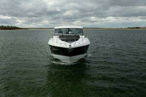 2014 Cruisers Yachts thumbnail 6