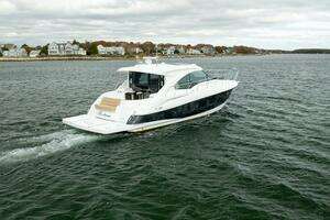 2014 Cruisers Yachts thumbnail 3