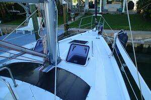 1997 Hunter 376 thumbnail 12