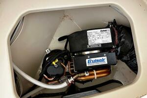 28ft Boston Whaler Yacht For Sale