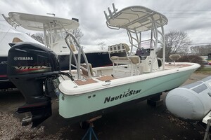 23ft NauticStar Yacht For Sale