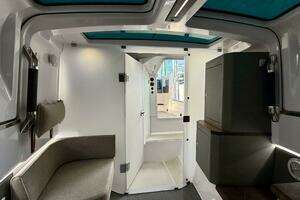 2023 Axopar 37 Cross Cabin thumbnail 33