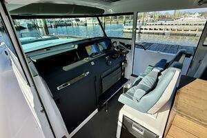 2023 Axopar 37 Cross Cabin thumbnail 28