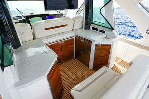 2024 Tiara Yachts 48 LS thumbnail 33