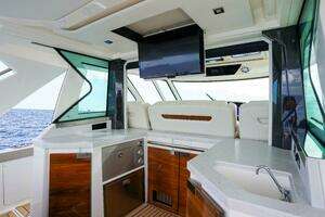 2024 Tiara Yachts 48 LS thumbnail 28