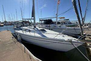2001 Catalina 36 MkII thumbnail 4