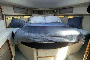 1989 Sea Ray 390 Express Cruiser thumbnail 9