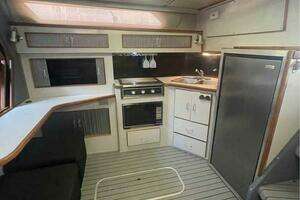 1989 Sea Ray 390 Express Cruiser thumbnail 5