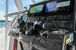 2024 Pursuit S 358 Sport - Helm/ electronics 