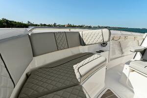 2024 Pursuit S 358 Sport - Foredeck