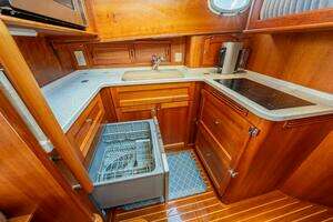 2012 Hinckley Talaria 48 thumbnail 24