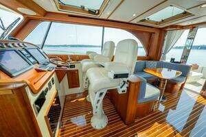 2012 Hinckley Talaria 48 thumbnail 18