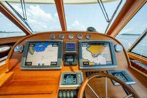 2012 Hinckley Talaria 48 thumbnail 22