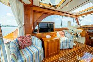 2012 Hinckley Talaria 48 thumbnail 17