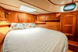2012 Hinckley Talaria 48 thumbnail 30