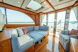 2012 Hinckley Talaria 48 thumbnail 16