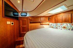 2012 Hinckley Talaria 48 thumbnail 29