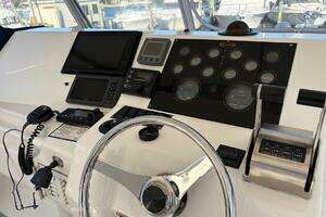 2001 Ocean Yachts 40 Express Bridge thumbnail 3