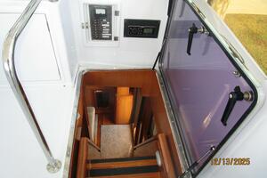 60' Jefferson flybridge-pilothouse stairs