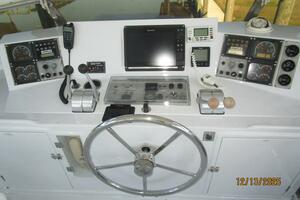 60' Jefferson flybridge helm2