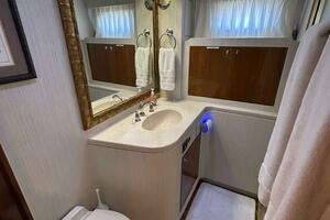 60' Jefferson port guest head