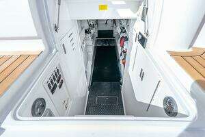 2019 Viking 68 Enclosed Bridge thumbnail 17