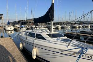 Hazyblur 28ft Hunter Yacht For Sale