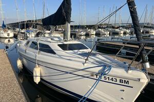 Hazyblur 28ft Hunter Yacht For Sale