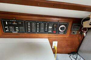 1986 Dickerson Tri-Cabin thumbnail 32