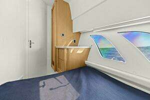 2019 Intrepid 475 Sport Yacht thumbnail 29