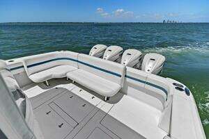 2019 Intrepid 475 Sport Yacht thumbnail 8
