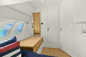 2019 Intrepid 475 Sport Yacht thumbnail 18