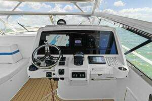 2019 Intrepid 475 Sport Yacht thumbnail 12