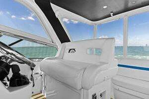 2019 Intrepid 475 Sport Yacht thumbnail 14