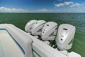 2019 Intrepid 475 Sport Yacht thumbnail 7