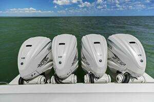 2019 Intrepid 475 Sport Yacht thumbnail 6